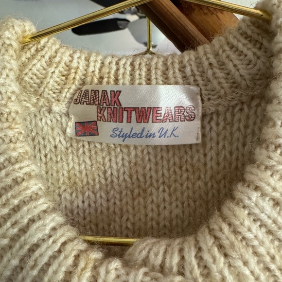 Vintage Grandma Cardigan with Floral Embroidery - Picture 4 of 5